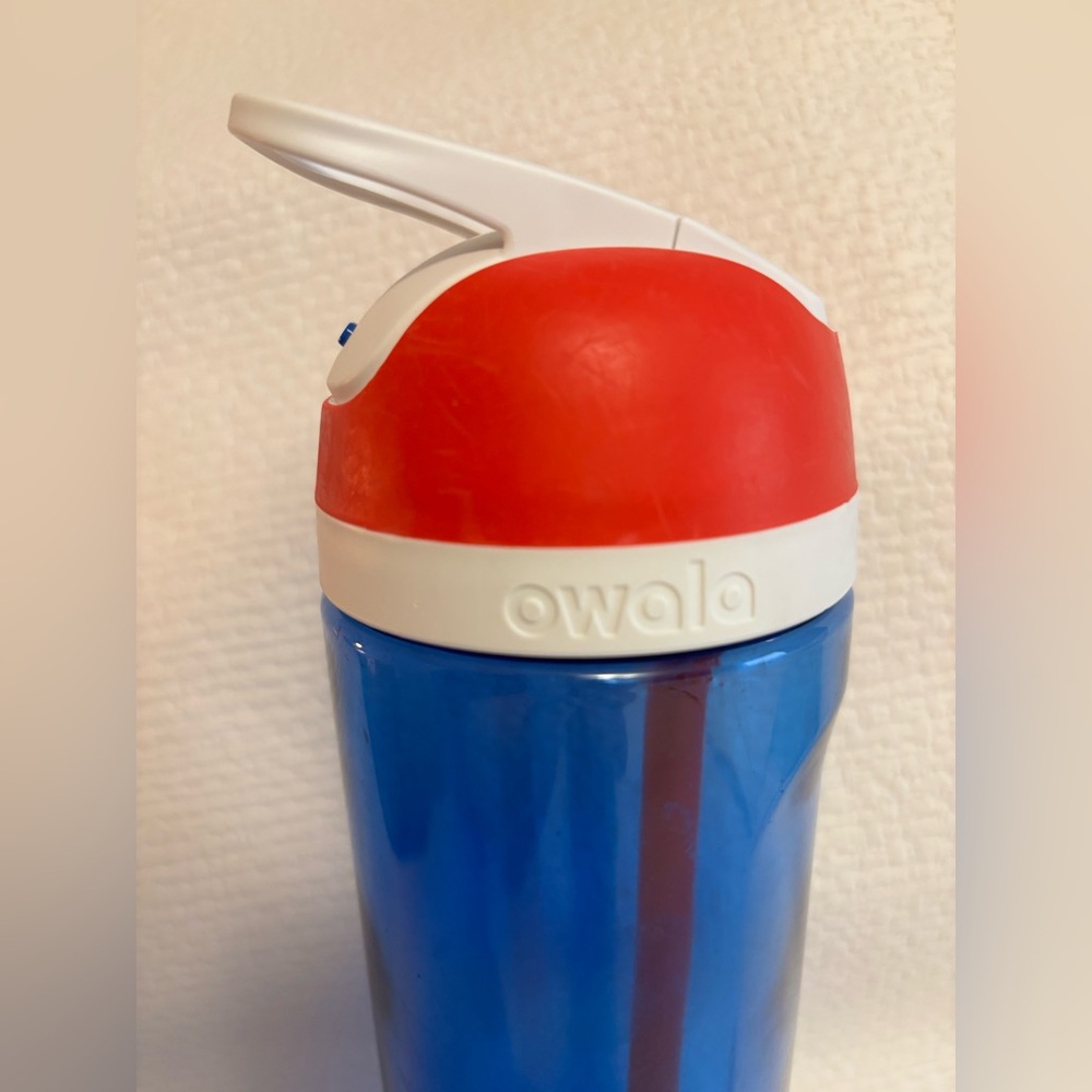 Owala Blue and Red Water Bottle free sip - Picture 4 of 7